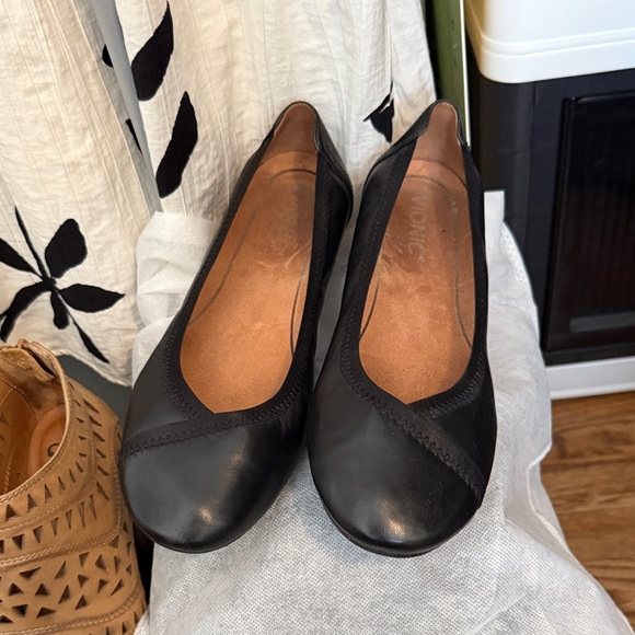 Classic Black Leather Ballet Flats by Vionic Caroll Flats - Picture 1 of 10